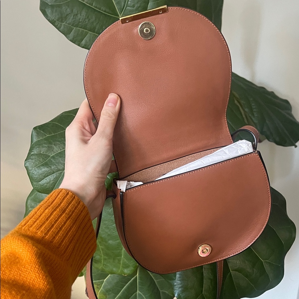 CUYSNA SADDLE Elegant Tan Leather Crossbody Bag - Picture 9 of 9